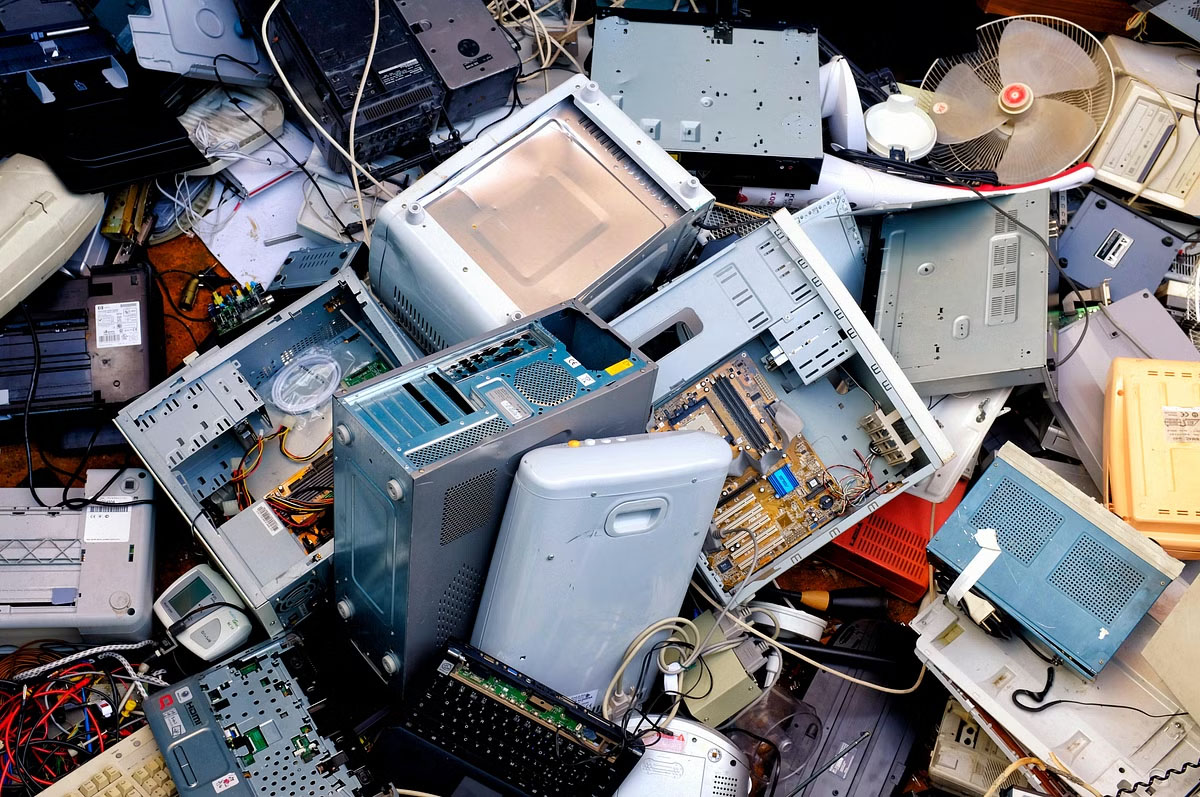 Read more about the article E-Waste Recycling Centers: Where to Take Your Old Electronics